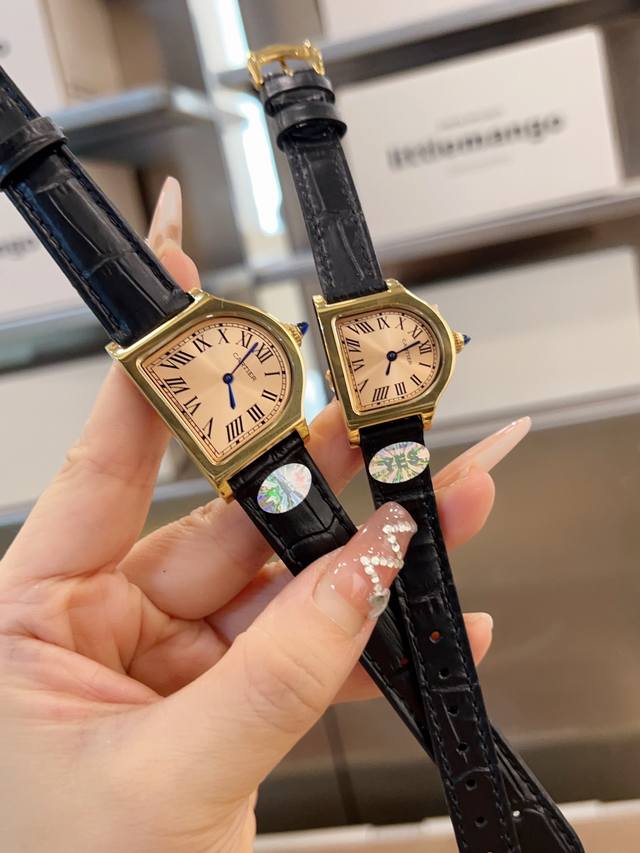 白壳 玫金 卡地亚座钟系列 卡地亚cloche 腕表的历史可以追溯至1 年 是 Cartier 产量最少的系列作品之一 腕表得名于奇特的表壳形状 水平放置时看起
